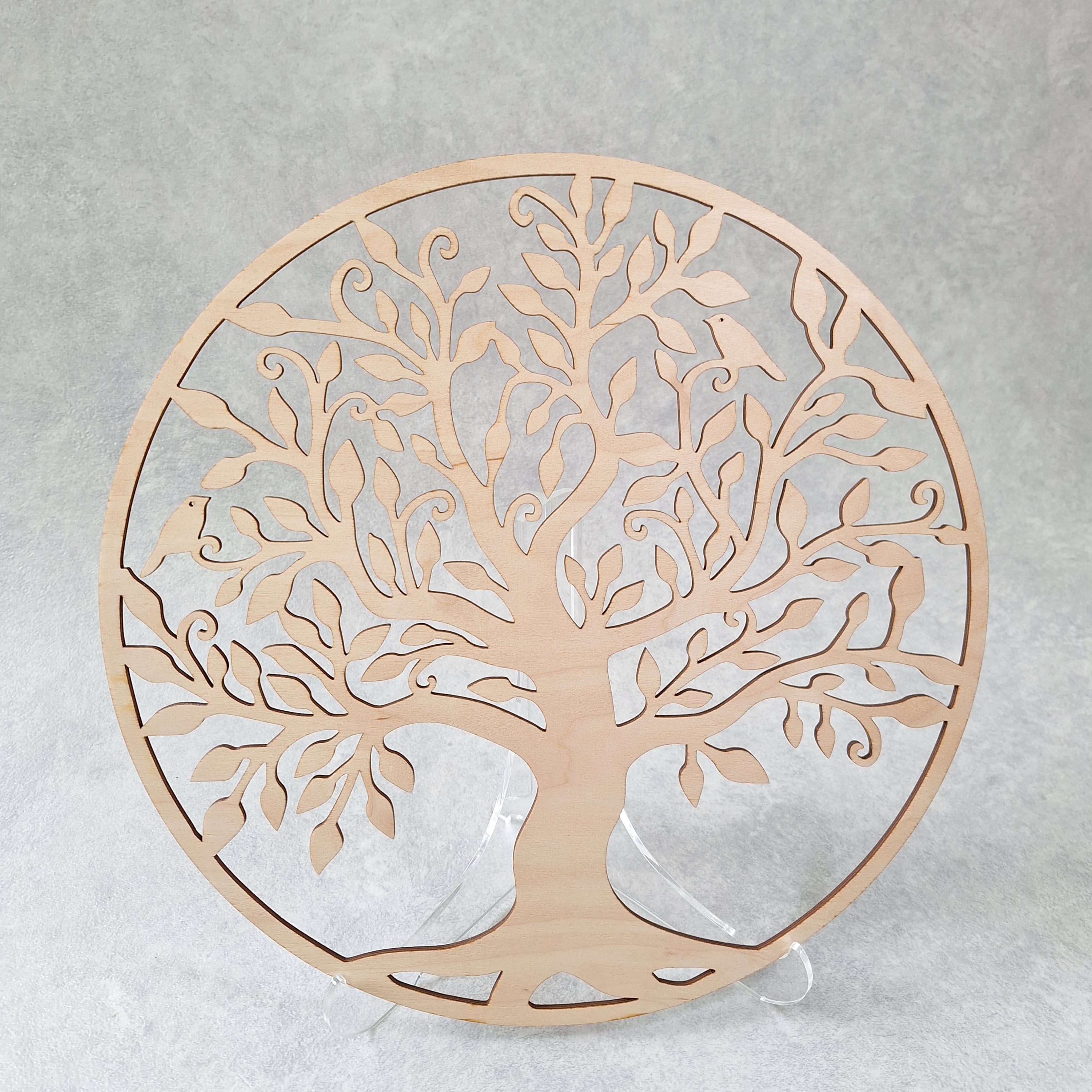 Levensboom van berkenhout uitgesneden rond