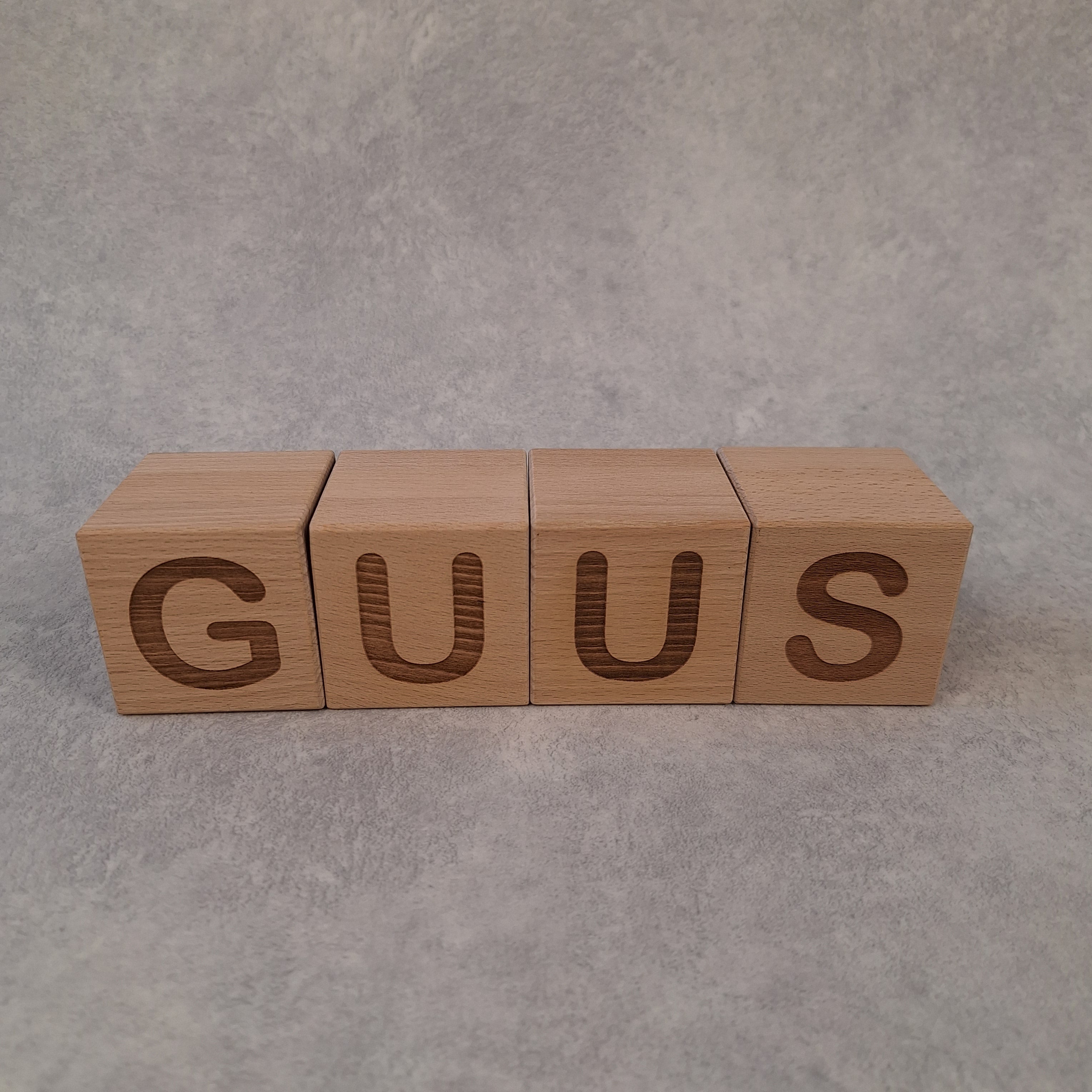 Gepersonaliseerd houten blok met naam & datum