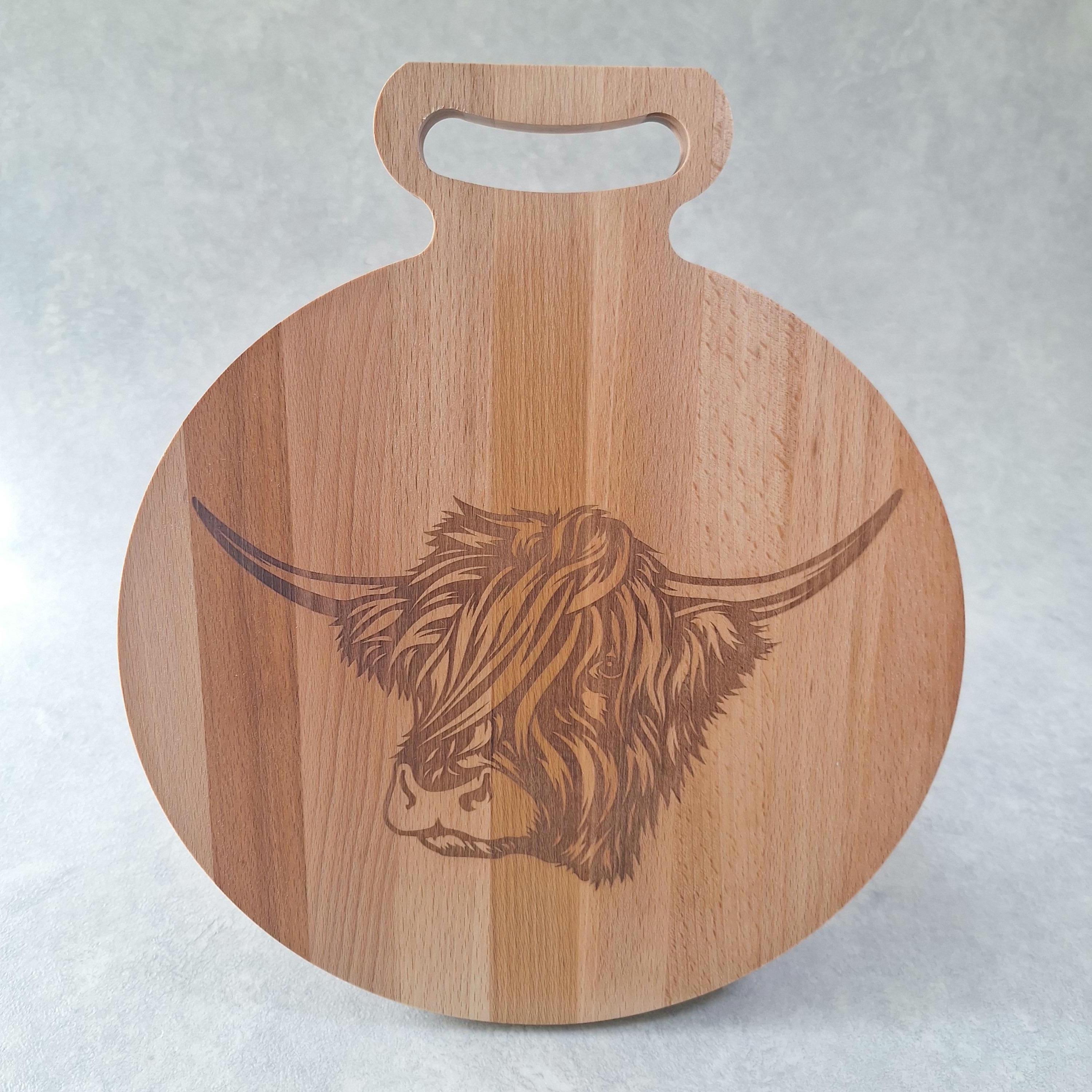 Ronde houten borrelplank met schotse hooglander erop gegraveerd