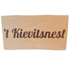 eiken plank met naam erop gegraveerd