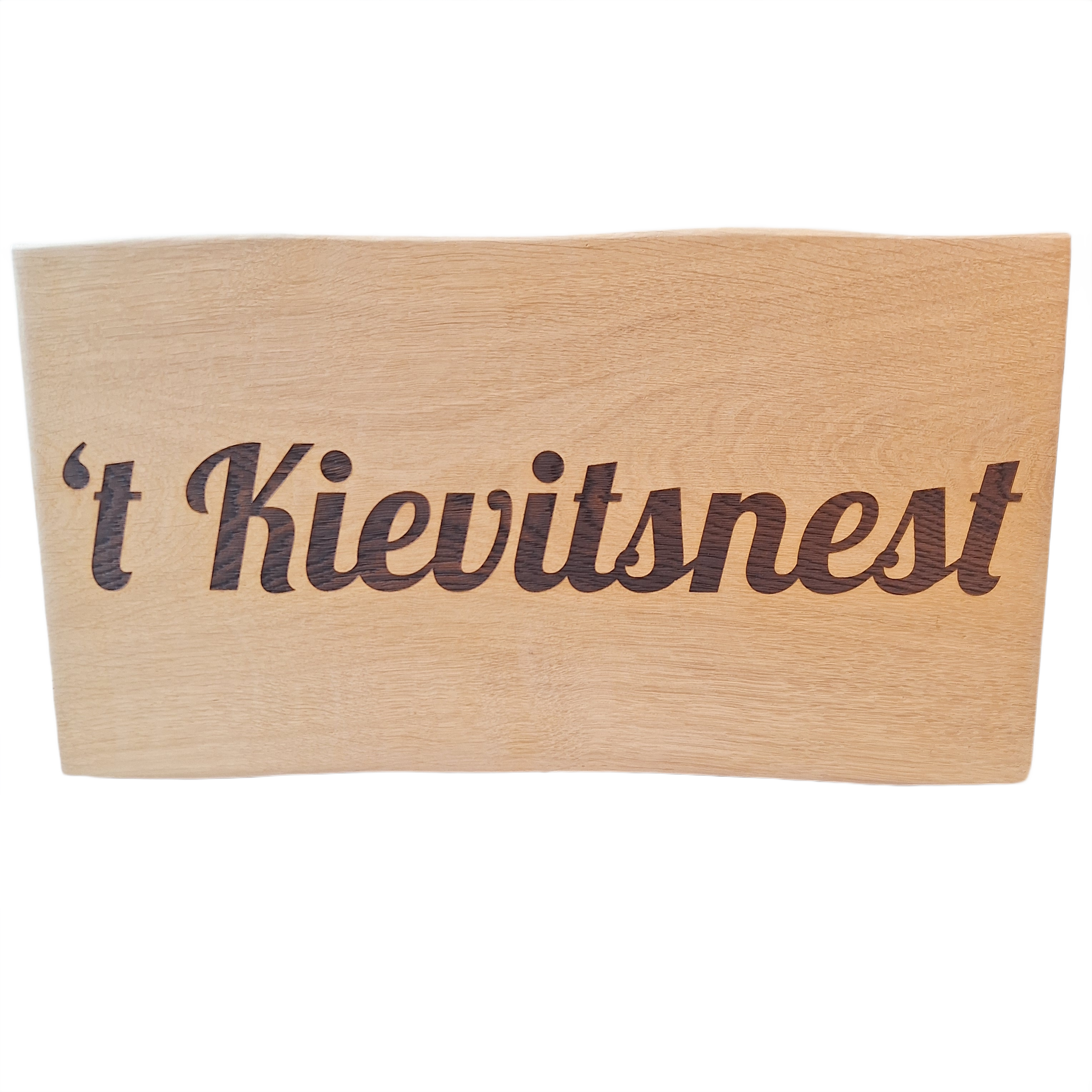 eiken plank met naam erop gegraveerd