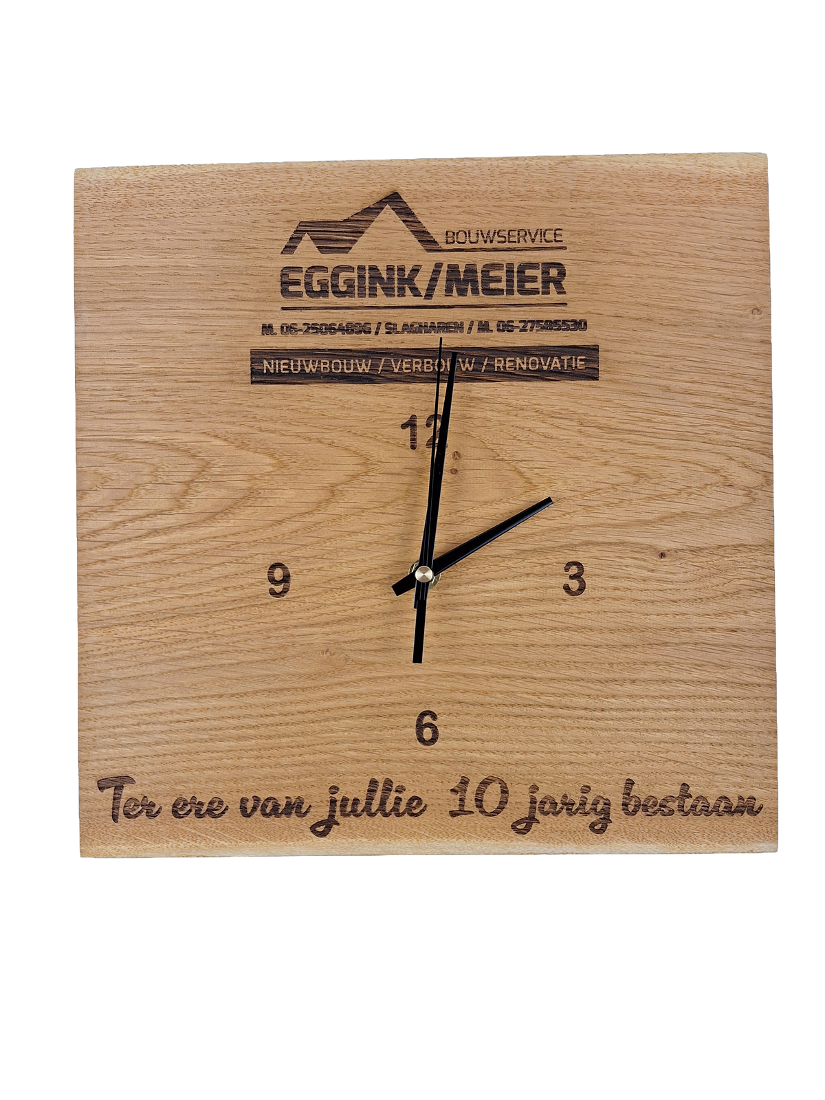 gepersonaliseerd massief eikenhouten wandklok met gravure