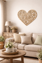 houten hart met bloemmotief aan de muur in woonkamer