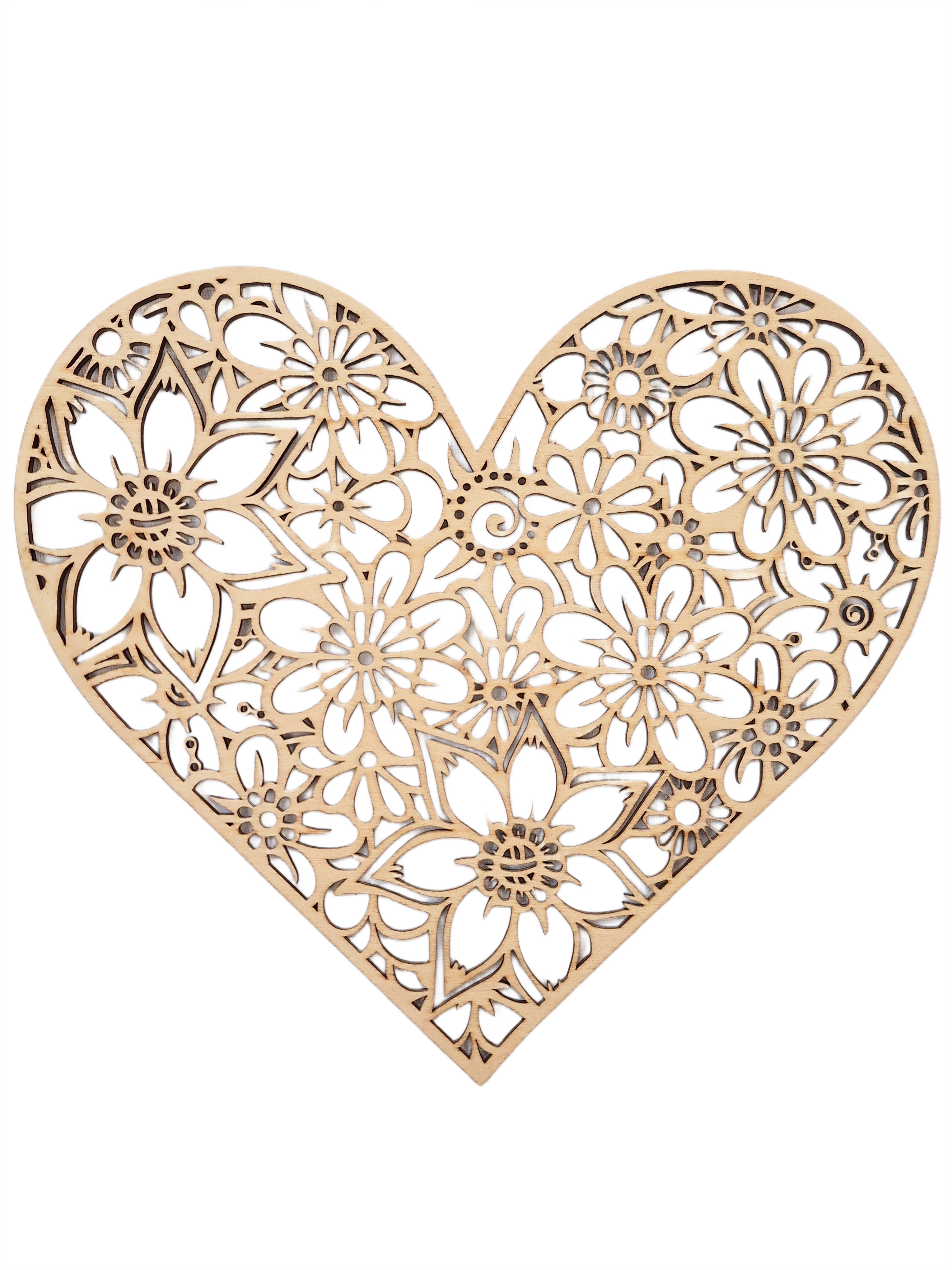 houten hart met bloemen motief
