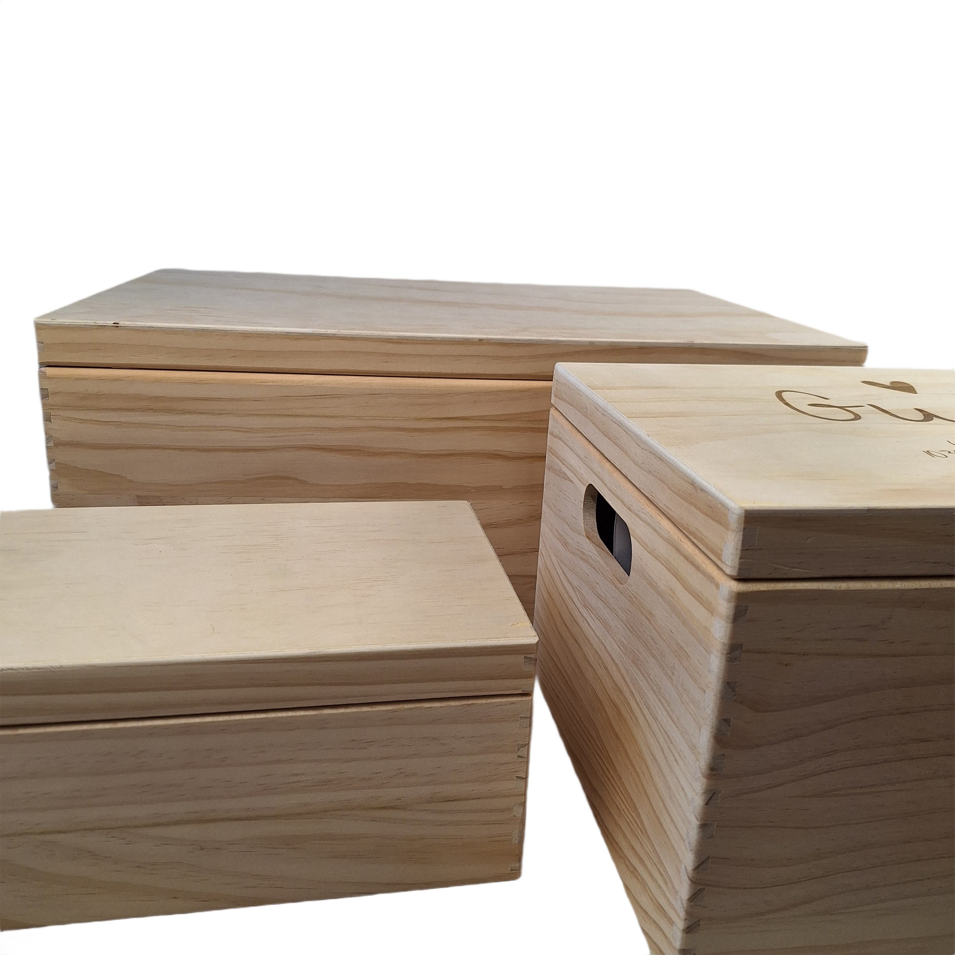 zijaanzicht van 3 houten herinneringsdozen