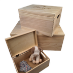 set van houten herinneringsdozen waarvan 1 geopend is met knuffel en sokken erin