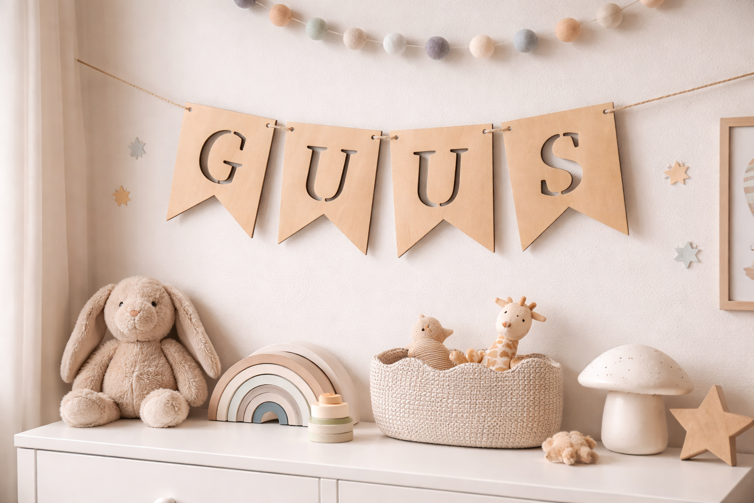 vlaggenlijn met naam van berkenhout in de kinderkamer