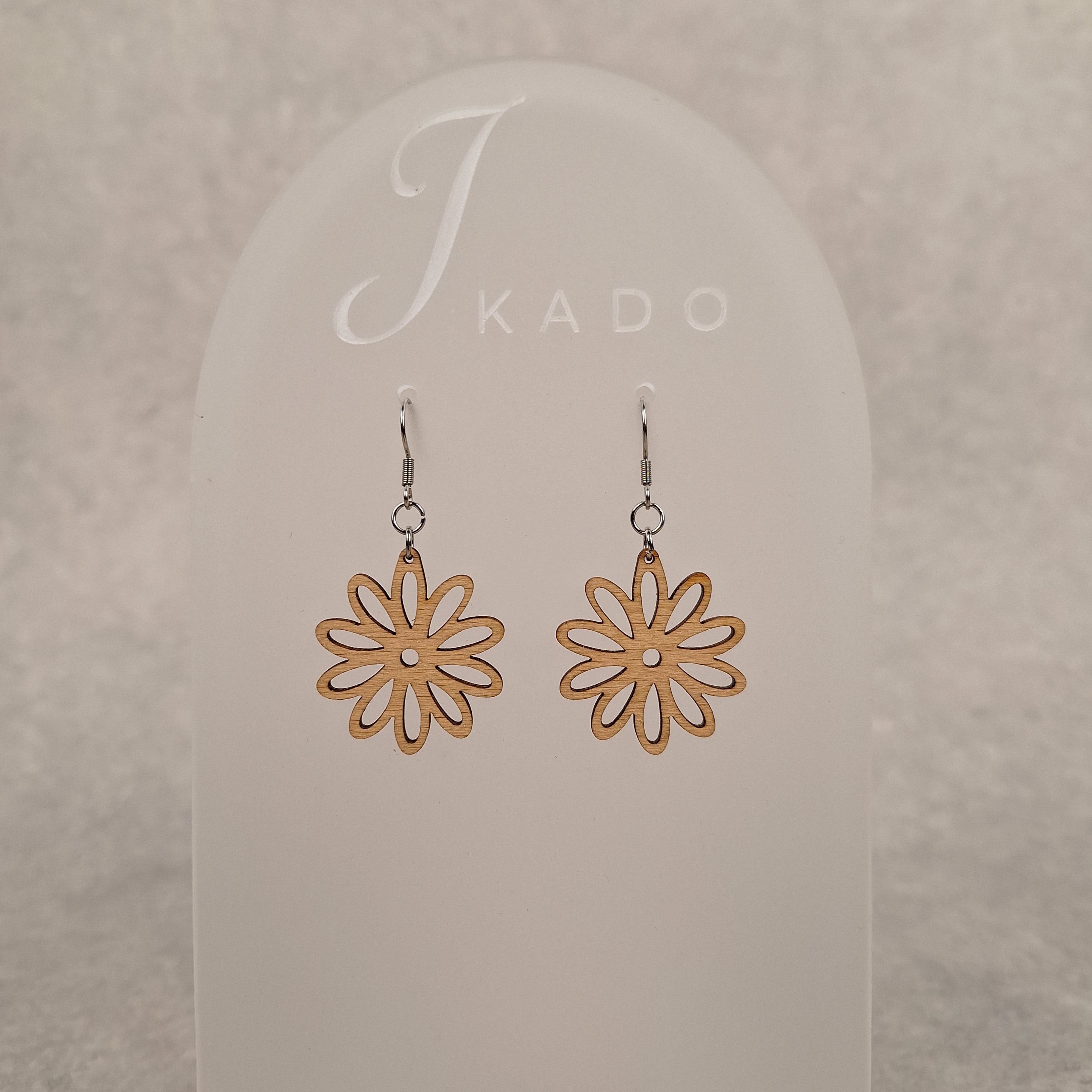 Oorbellen van hout uitgesneden in bloemvorm op een display